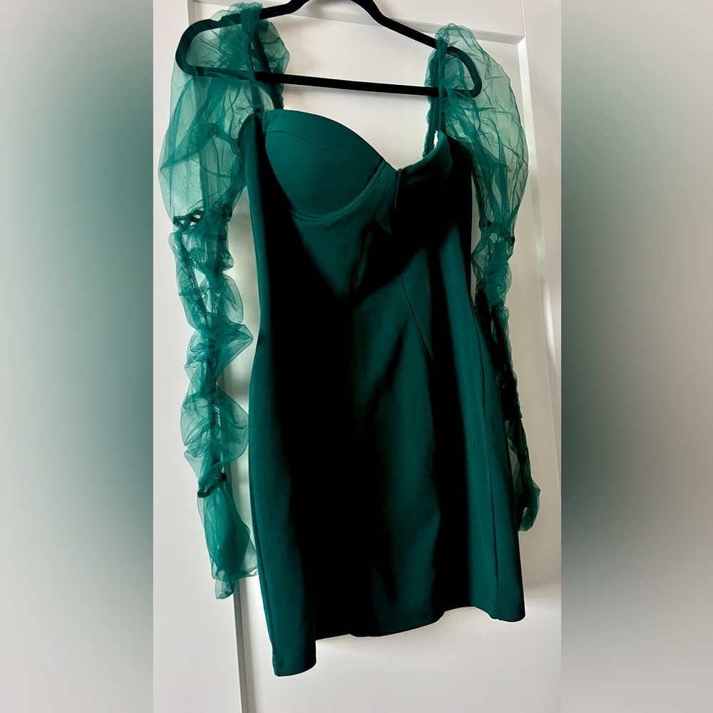 Beautiful green dress with lace sleeves